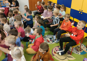 Starszaki śpiewają piosenkę-powitankę.
