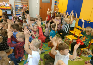 Wspólna zabawa z klaskaniem.