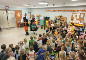 Prezentacja kolejnego, polskiego tańca narodowego w wykonaniu profesjonalnych tancerzy.