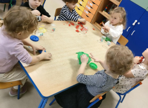 Zabawy stolikowe z ciastolinką.