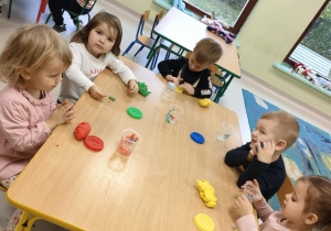 "Jeżyki" podczas zabaw, usprawniających małe rączki.
