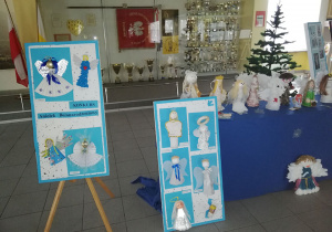 Wystawa prac dzieci biorących udział w konkursie pt.: Anioły. Hol Szkoły nr 2