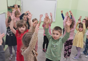 "Żabki" podczas zabawy ruchowej na dywanie - "Woda, lód, para wodna".
