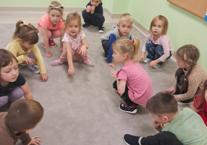 "Żabki" podczas zabawy ruchowej na dywanie - "Woda, lód, para wodna".