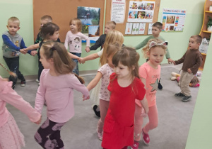 "Żabki" podczas zabawy ruchowej na dywanie - "Kałuże, rzeka, jezioro".