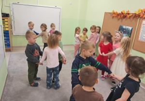"Żabki" podczas zabawy ruchowej na dywanie - "Kałuże, rzeka, jezioro".