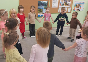 "Żabki" podczas zabawy ruchowej na dywanie - "Kałuże, rzeka, jezioro".