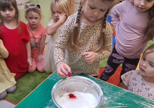 Do mąki i wody dodajemy czerwony barwnik spożywczy.