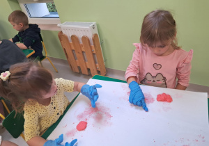Zabawa sensoryczna cieczą nienewtonowską przy stole.