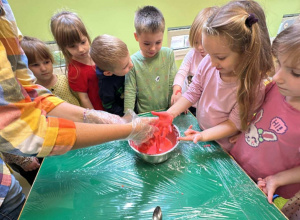 "Ciecz twarda, jak skała" - wykonanie drugiego eksperymentu.