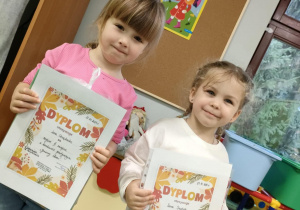 Uczestniczki konkursu z grupy najmłodszej - "Jeżyków".