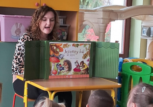 Teatrzyk kamishibal pt. "Jesienny bal w lesie" w wykonaniu p. Justyny Tomczak dla dzieci z grup: "Pszczółek" i "Żabek".