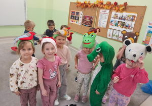 Teatralne zabawy w przebraniach wśród dzieci z grupy "Żabek".