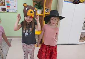 Teatralne zabawy w przebraniach wśród dzieci z grupy "Żabek".