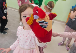 Zabawy pacynkowe wśród dzieci z grupy "Żabek".