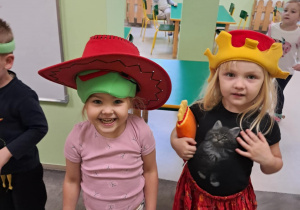 Teatralne zabawy w przebraniach wśród dzieci z grupy "Żabek".