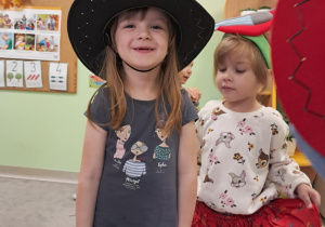 Teatralne zabawy w przebraniach wśród dzieci z grupy "Żabek".