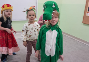 Teatralne zabawy w przebraniach wśród dzieci z grupy "Żabek".