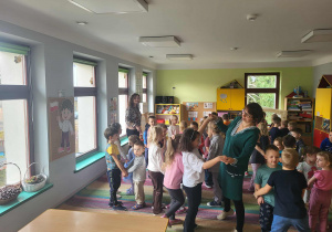 Zabawa muzyczno ruchowa "Dwóm tańczyć się zachciało" w połączonych grupach: "Pszczółek" i "Żabek".