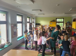 Prezentacja bajki pt. ,,Jesienny bal w lesie” w teatrzyku kamishibai.