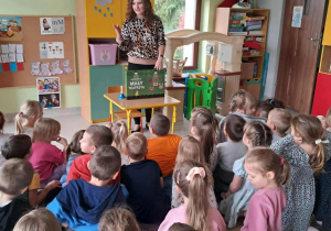 Wychowawczyni grupy Pszczółek rozmawia z dziećmi o treści wysłuchanej bajki pt. "Jesienny bal w lesie".