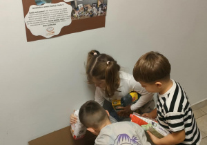 Dzieci biorą udział w zbiórce na rzecz Fundacji "Medor" ze Zgierza.