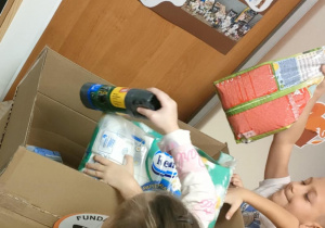 Dzieci biorą udział w zbiórce na rzecz Fundacji "Medor" ze Zgierza.