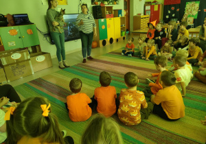 P. Ela i p. Daria z Fundacji "Medor" ze Zgierza rozmawiają z dziećmi na temat opieki nad zwierzętami.