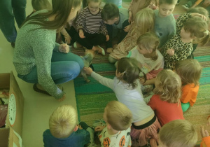 Dzieci z grupy "Żabek" podczas spotkania z pieskiem.