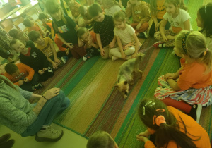 Dzieci z grupy "Pszczółek" podczas spotkania z pieskiem.