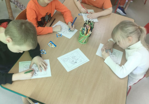 Starszaki kolorują szablony z motywem Psiego Patrolu.