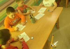 Starszaki kolorują szablony z motywem Psiego Patrolu.