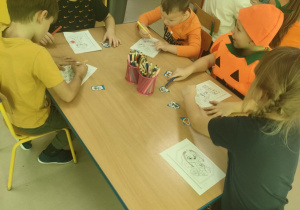 Starszaki kolorują szablony z motywem Psiego Patrolu.