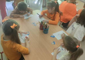 Starszaki kolorują szablony z motywem Psiego Patrolu.