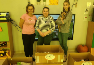 Przekazanie przedszkolnej zbiórki na ręce Przedstawicielek Fundacji "Medor" ze Zgierza.