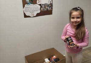 Dziecko bierze udział w zbiórce na rzecz Fundacji "Medor" ze Zgierza.