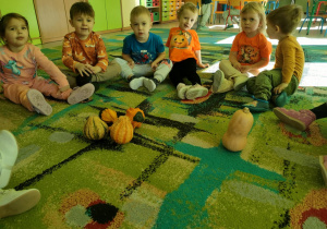 "Jeżyki" podczas słuchania wierszyka o dyni.