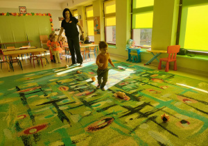 Dyniowy tor przeszkód u maluszków.