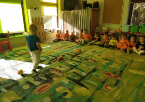 Dyniowy tor przeszkód u maluszków.