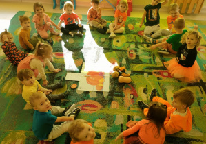 Maluszki uczestniczą w pogadance na temat różnych rodzajów dyń.