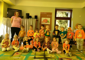 "Jeżyki" pozują do zdjęcia w pomarańczowych akcentach, świętując Dzień Dyni.