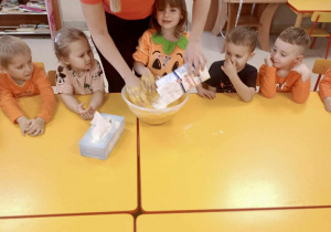 "Wiewiórki" przygotowują masę sensoryczną - dyniolinę, zrobioną z gotowanej dyni i mąki ziemniaczanej.