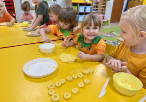 Zabawy z dynioliną wśród dzieci z grupy "Wiewiórek".