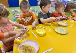Zabawy z dynioliną wśród dzieci z grupy "Wiewiórek".