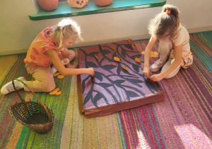 Zabawa matematyczna z wykorzystaniem obrazków dyni w "Pszczółkach".