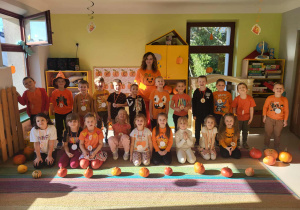 Dzieci z grupy "Pszczółek" po zakończonych, dyniowych zajęciach.