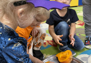 Dzieci sprawdzają co dynia kryje w środku".