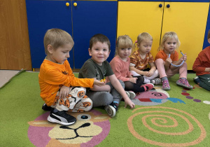 Dzieci sprawdzają co dynia kryje w środku".