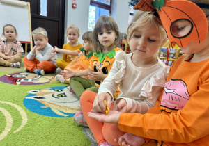 Dzieci sprawdzają co dynia kryje w środku".