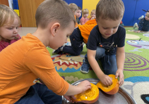 Dzieci sprawdzają co dynia kryje w środku".